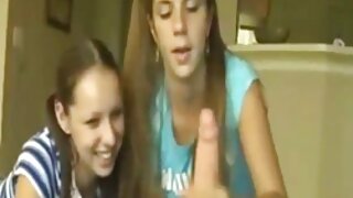 Μια έφηβη γλείφει το μουνί της